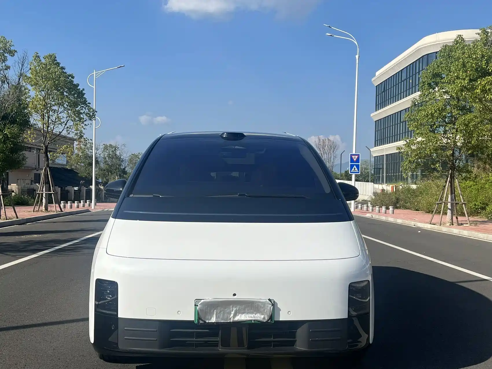 Photo 1 - Li Auto MEGA