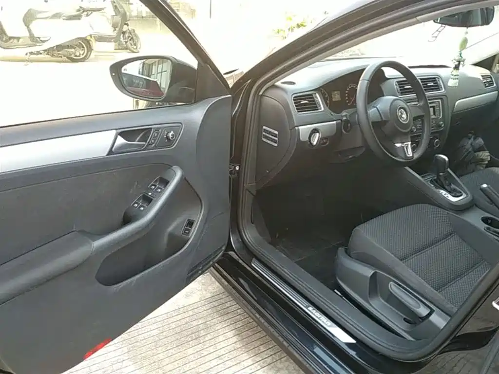 Volkswagen Sagitar 2014 Facelift 1.6L Automatic Leading Version фото 16