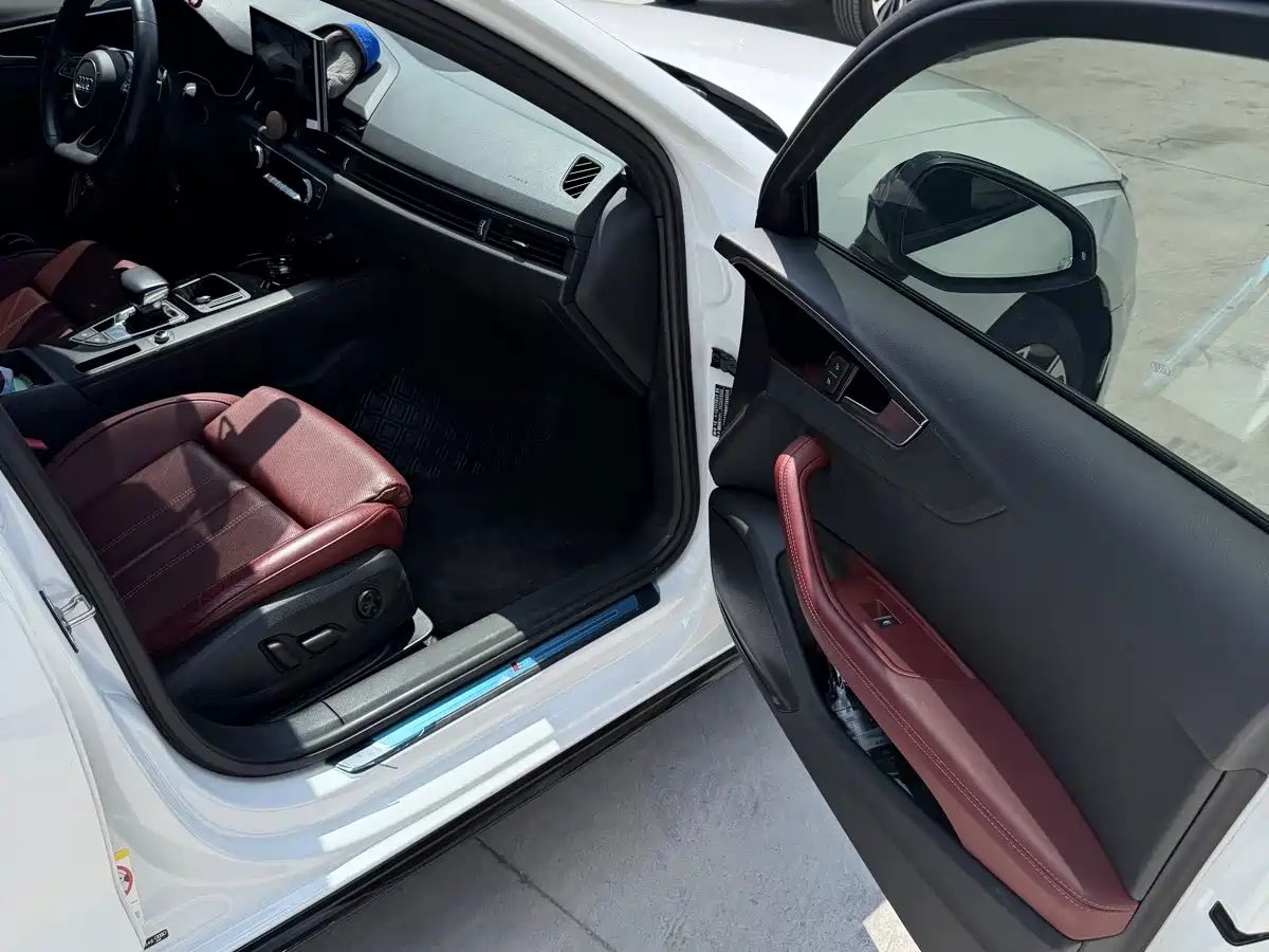 Фото 10 - Audi A4L