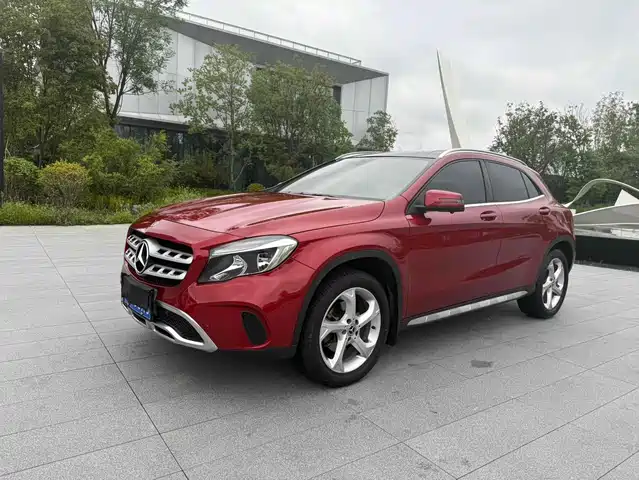 MERCEDES-BENZ GLA