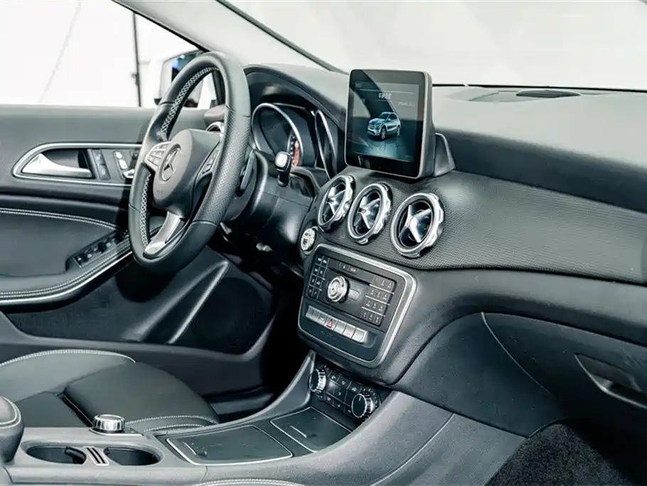 Mercedes-Benz GLA 2017 GLA 200 Dynamic фото 18