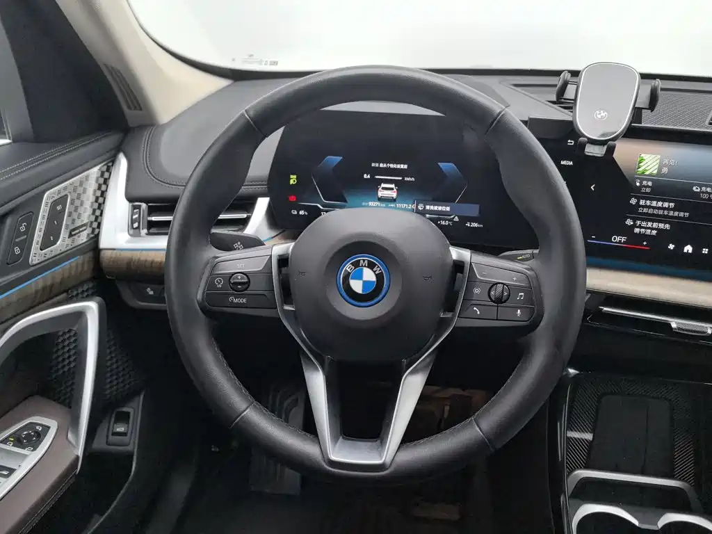 Photo 11 - BMW iX1