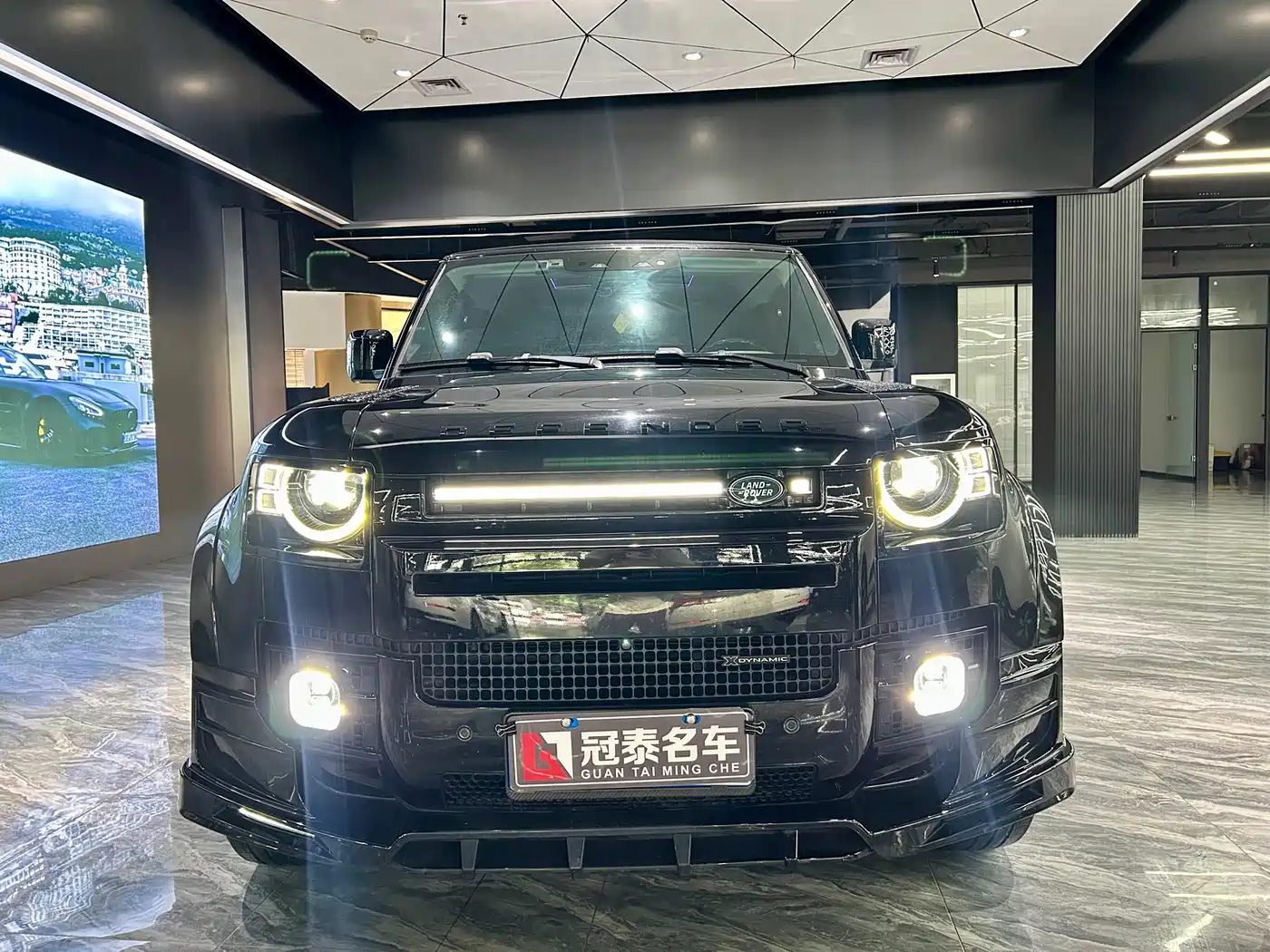 Land Rover Defender 2023 Model 90 2.0T P300 SE фото 2