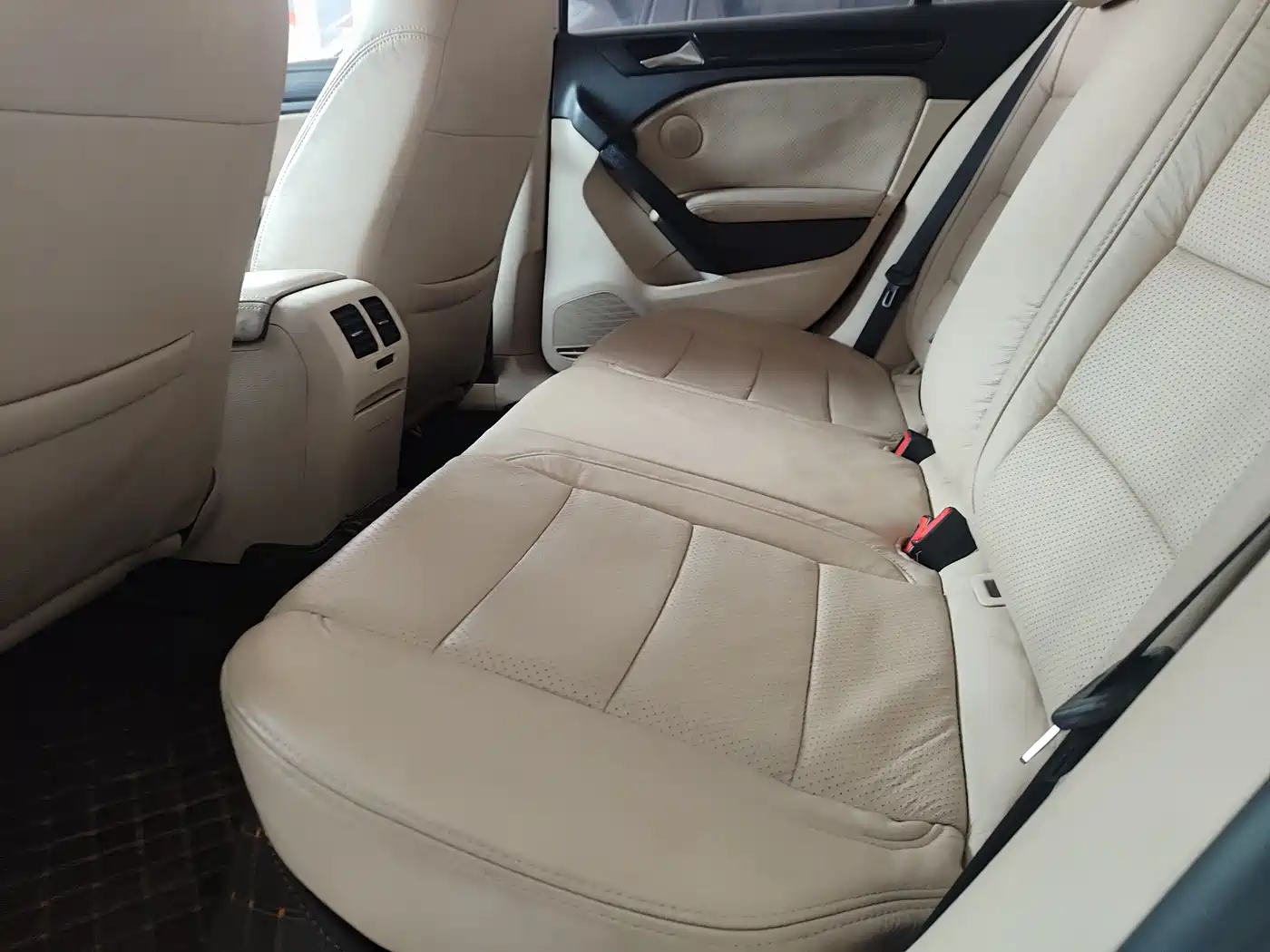 Volkswagen Golf 2011 1.6 Auto Luxury Edition фото 10