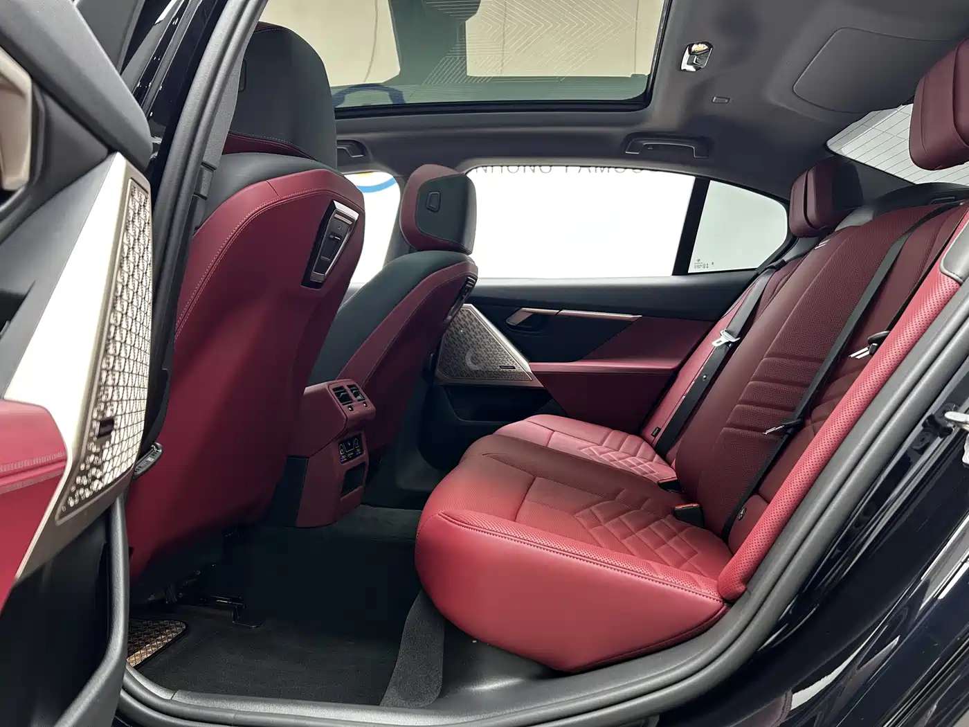 BMW 5 Series 2025 530Li Premium M Sport Package фото 13