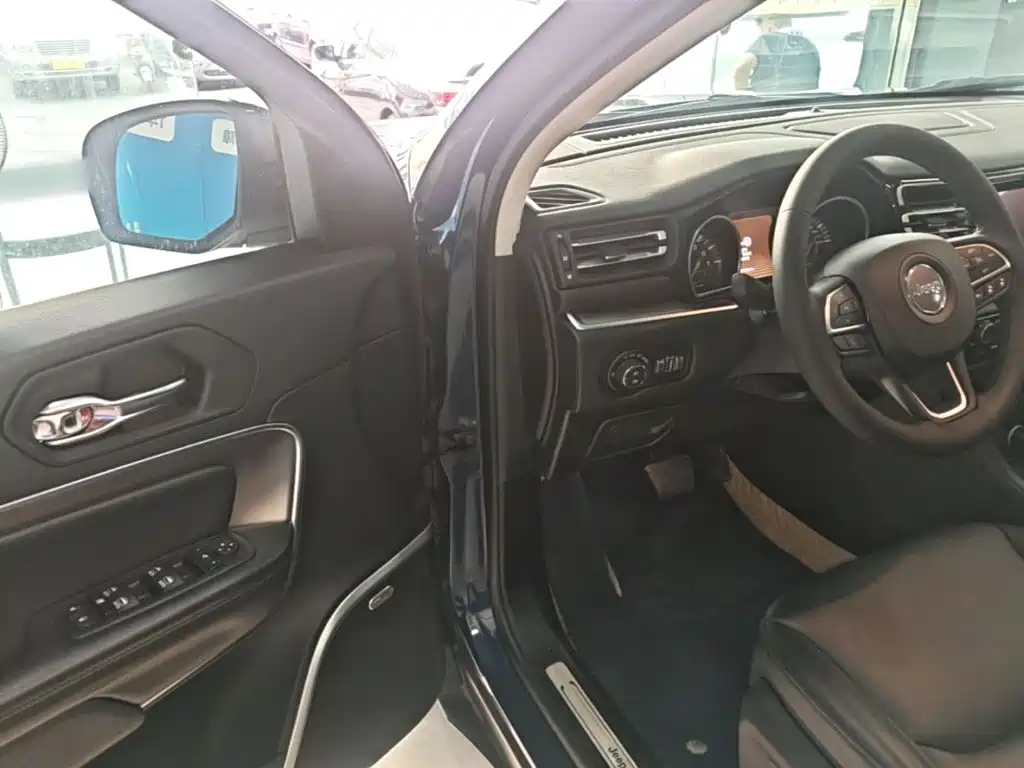 Фото 16 - Jeep Grand Commander