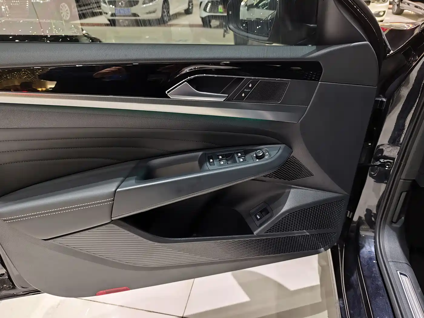 Volkswagen Passat 2021 Model 330TSI Premium Edition фото 3