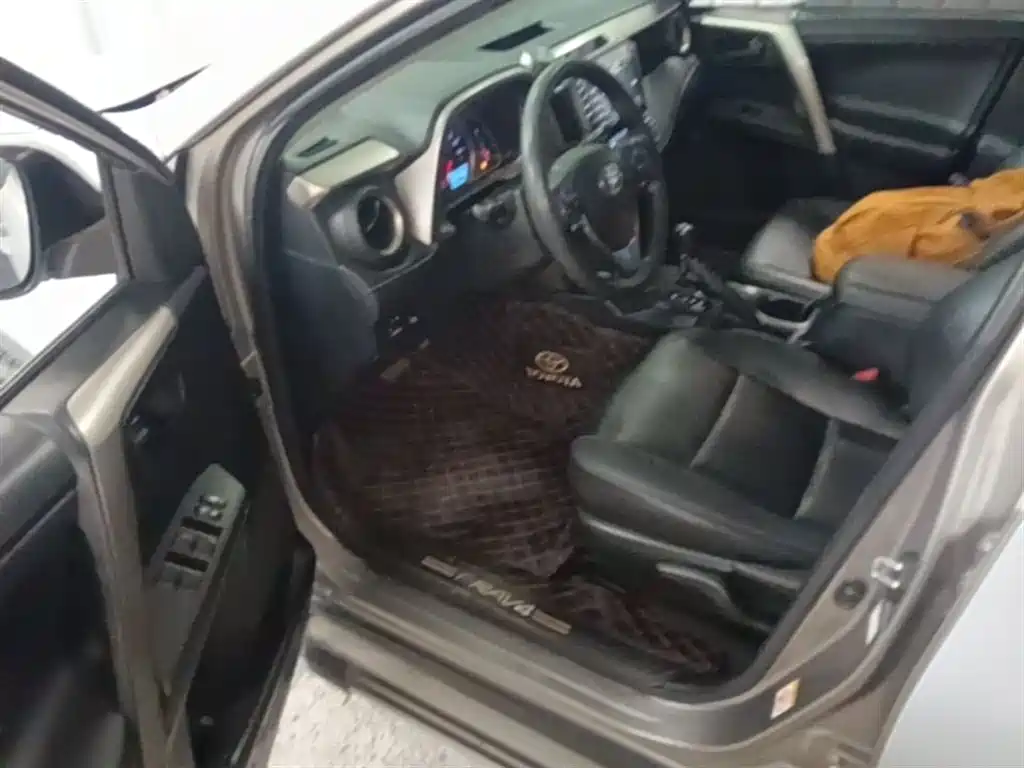 Toyota RAV4 Rongfang 2015 2.0L CVT 2WD Trend Edition фото 16