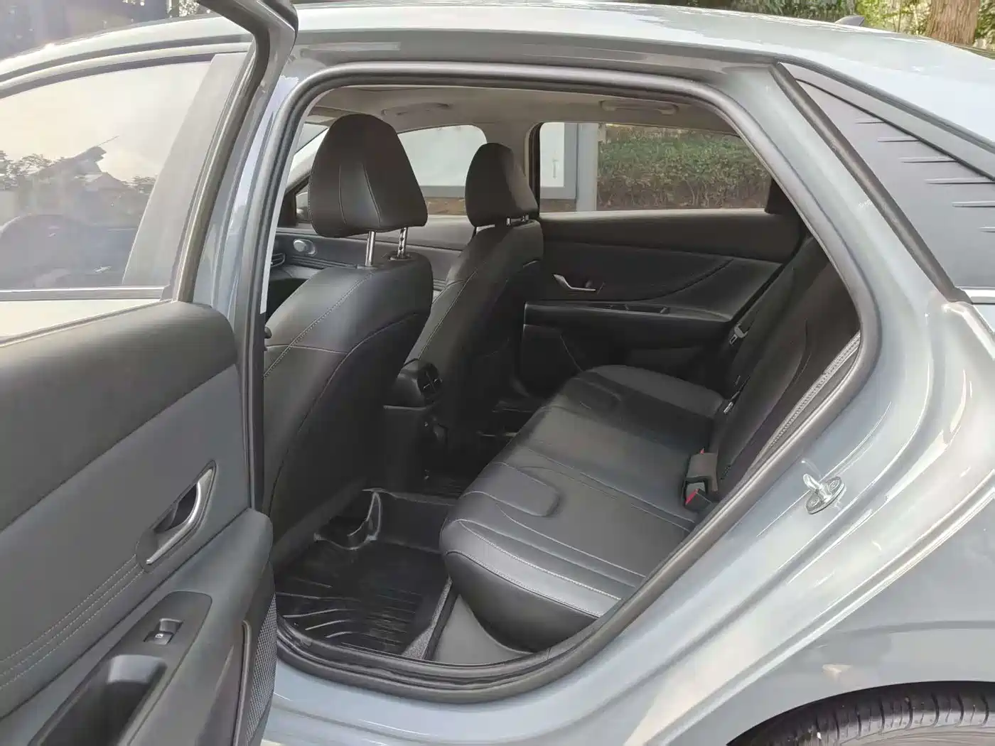 Hyundai Elantra 2022 1.5L CVT LUX Premium Edition фото 5