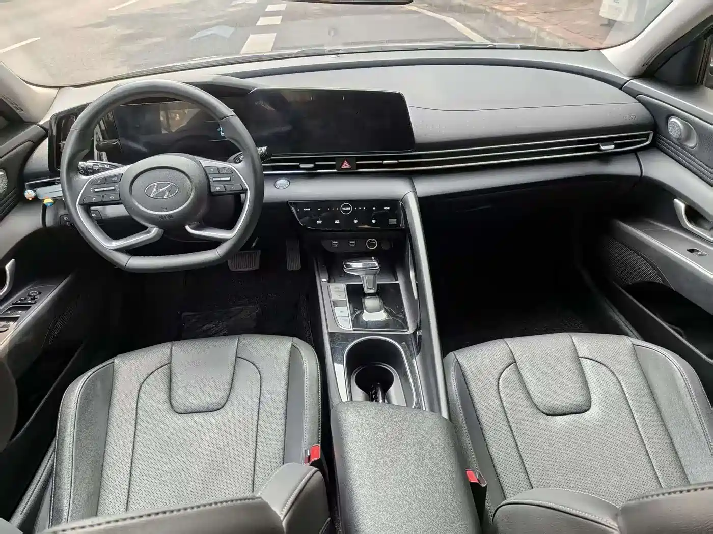 Hyundai Elantra 2022 1.5L CVT LUX Premium Edition фото 6