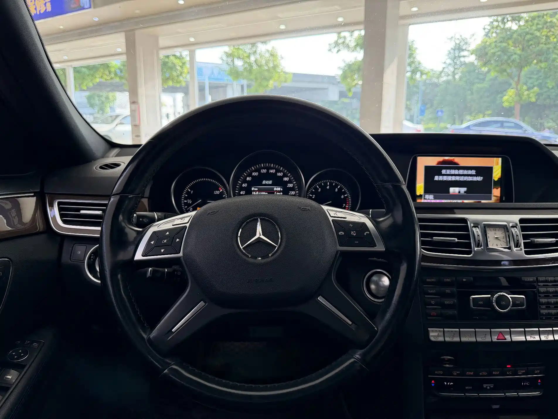 Фото 18 - Mercedes-Benz E-Class