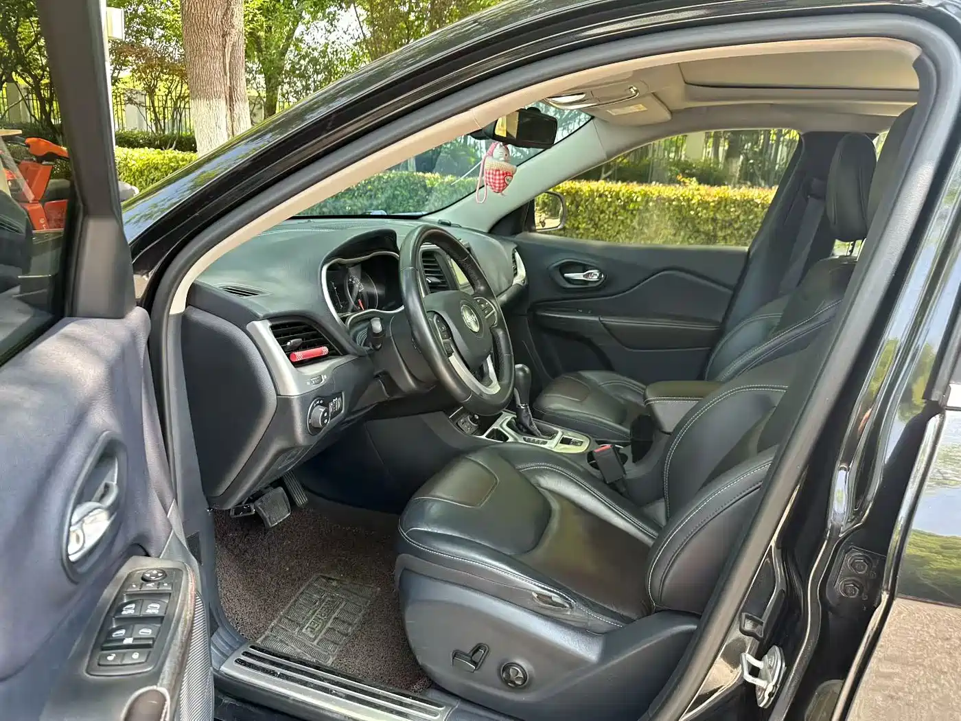 Фото 2 - Jeep Cherokee