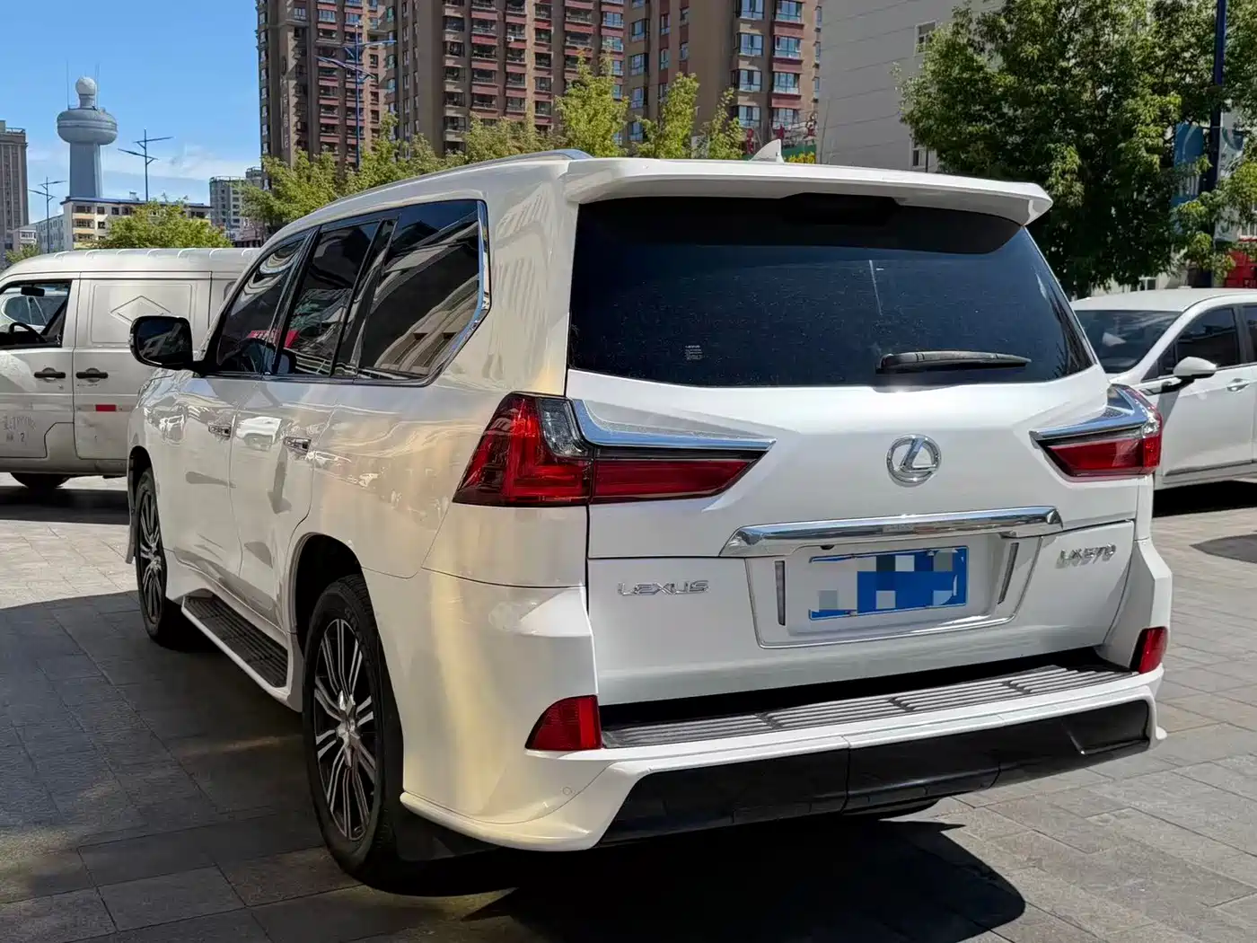 Фото 6 - Lexus LX