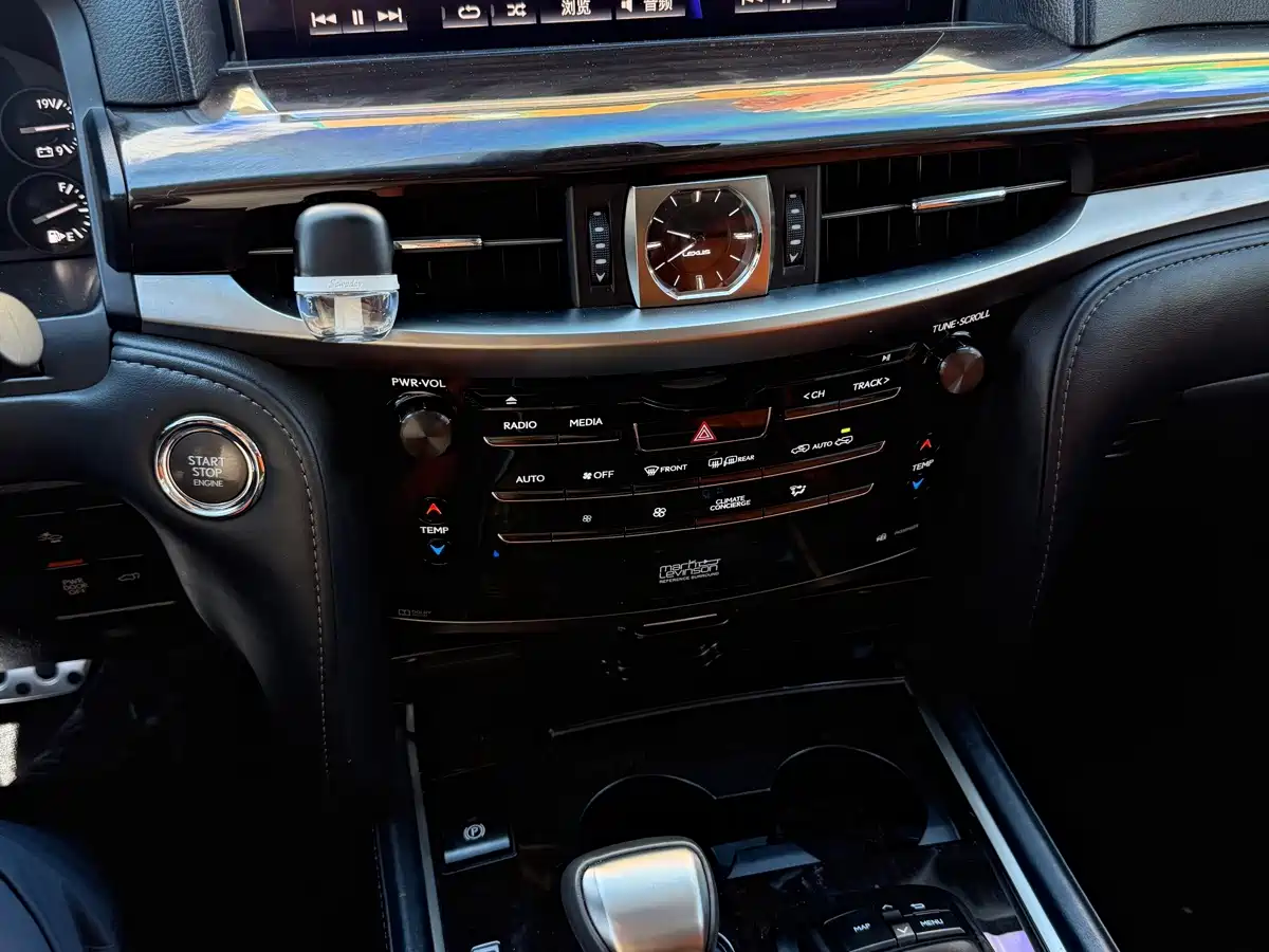 Фото 10 - Lexus LX