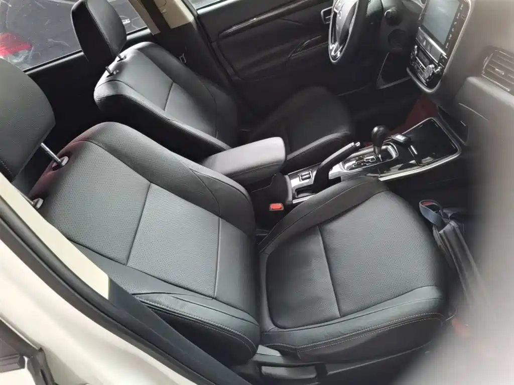 Mitsubishi Outlander 2018 2.0L 2WD Glory Edition 5-seater фото 20