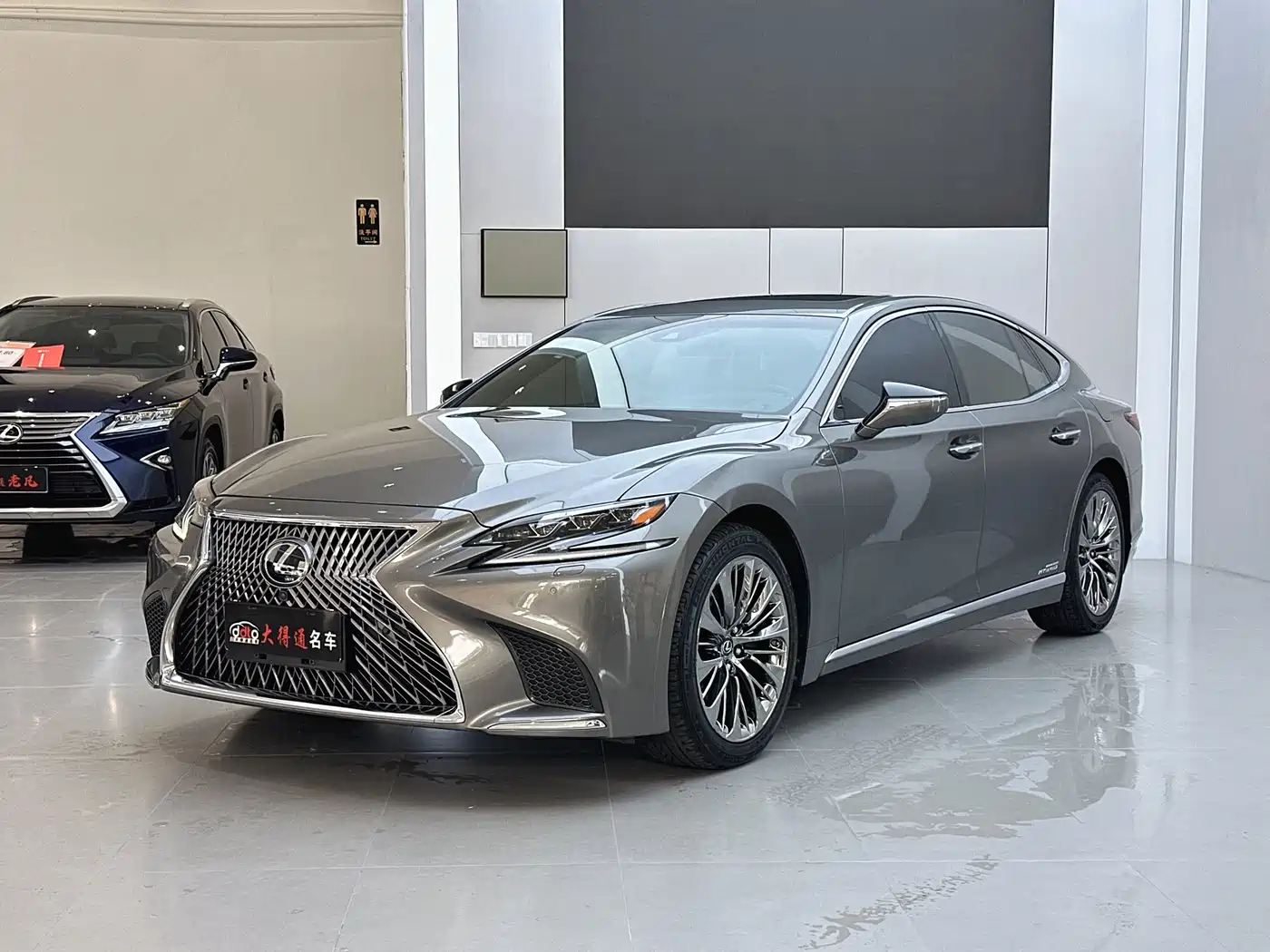 Lexus LS 2018 500h Executive Edition China V