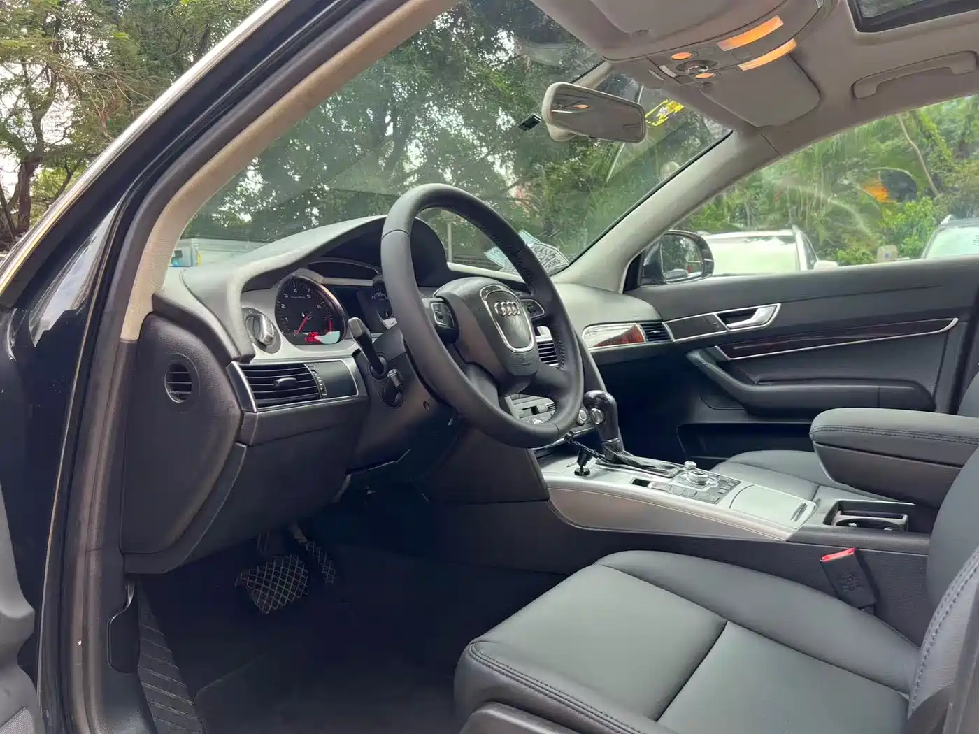 Audi A6L 2010 2.0 TFSI Automatic Standard фото 4