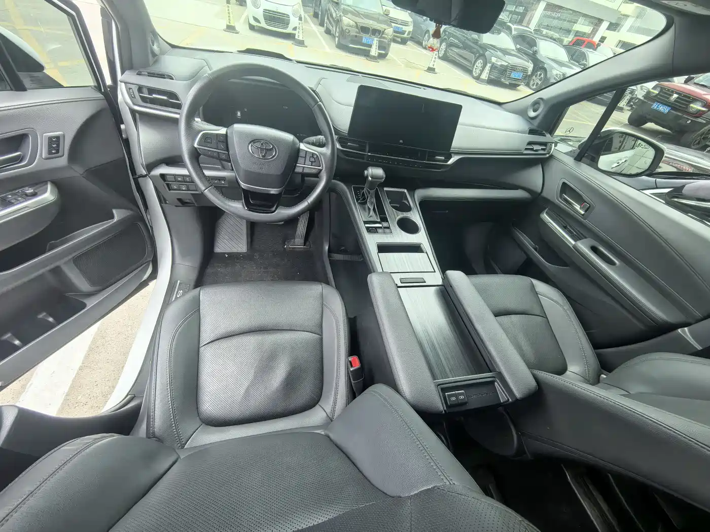Toyota Sienna 2023 2.5L Hybrid Platinum Edition фото 6