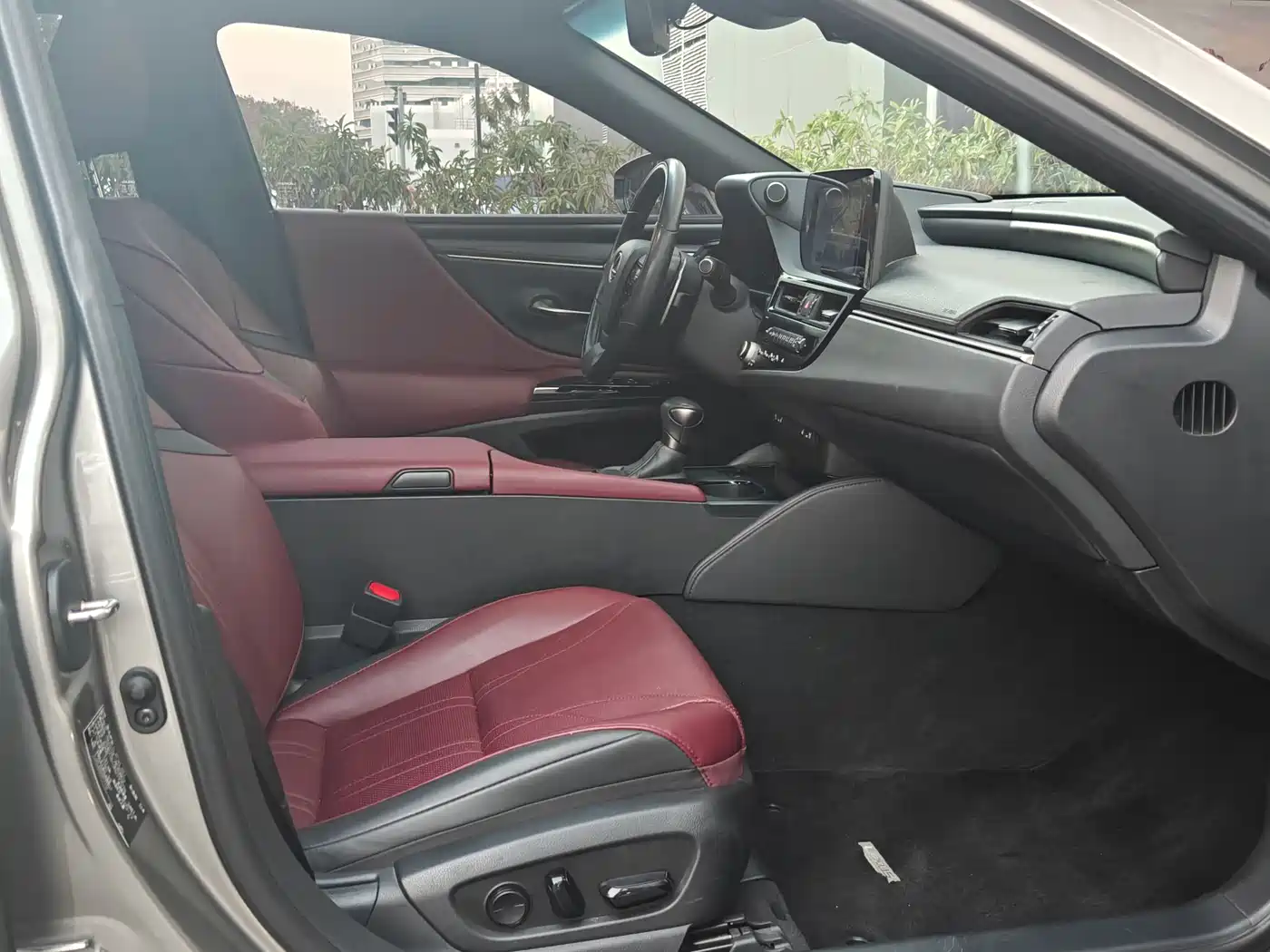 Lexus ES 2022 300h Silver Limited Edition фото 9