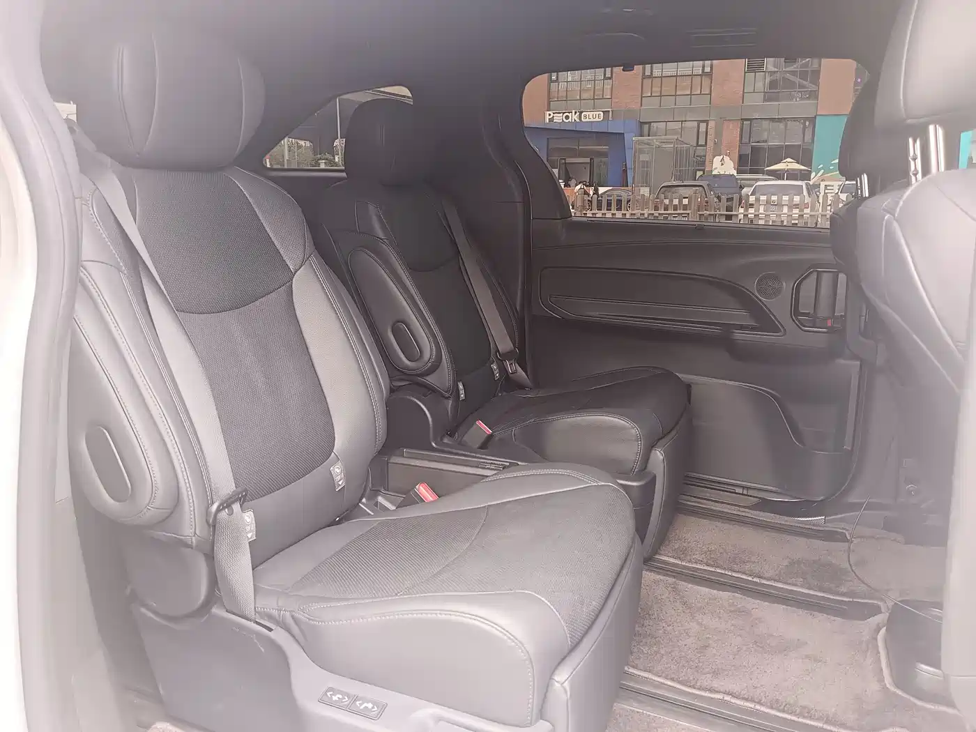 Toyota Sienna 2021 2.5L Hybrid Premium Edition фото 31