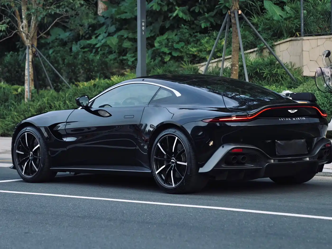 Aston Martin V8 Vantage 2024 2023 4.0T V8 Coupe