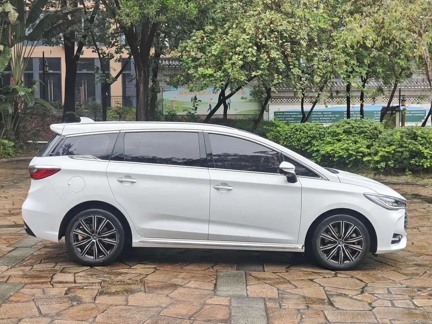BYD Song MAX New Energy 2019 DM 1.5T Smart Connection Enjoyment 7-seater China VI фото 4