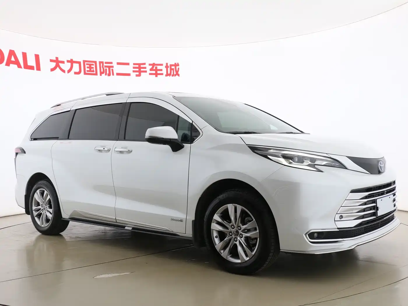 Toyota Sienna 2021 2.5L Hybrid Platinum Edition фото 3