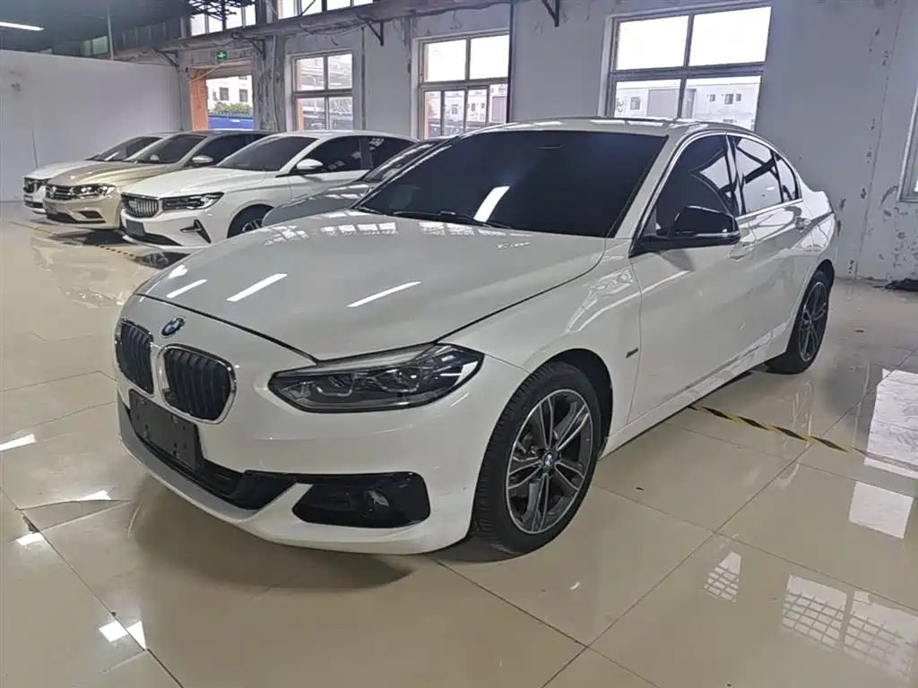 BMW 1 Series 2018 118i Sport Edition фото 2