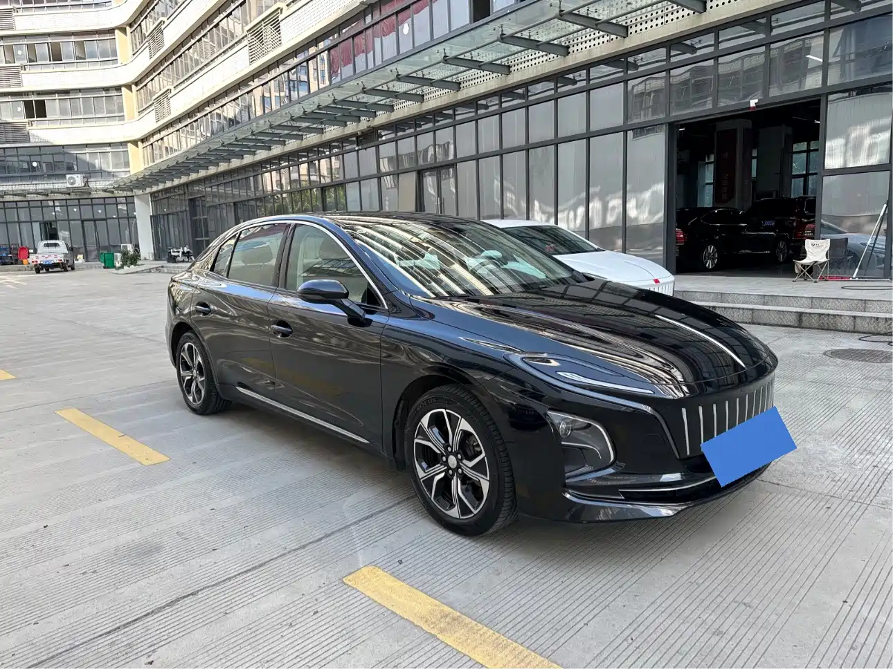 Фото 3 - Hongqi E-QM5