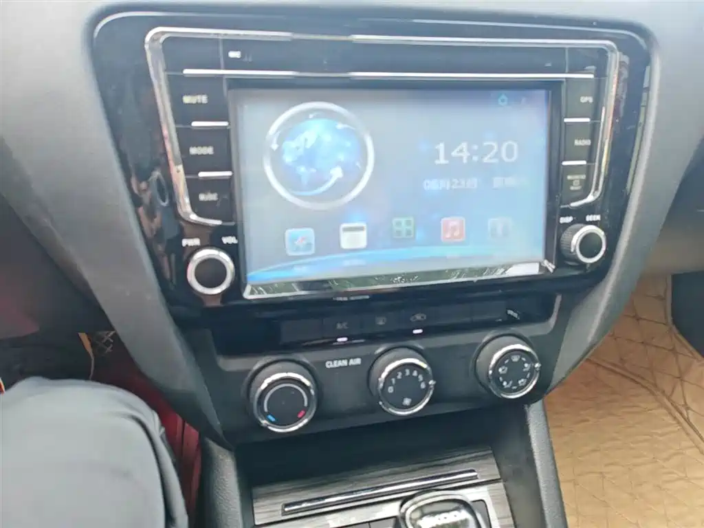 Škoda Octavia 2016 1.6L Automatic Smart Edition фото 13