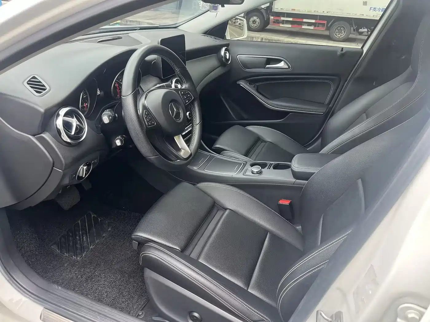 Mercedes-Benz GLA 2018 GLA 200 Dynamic фото 3