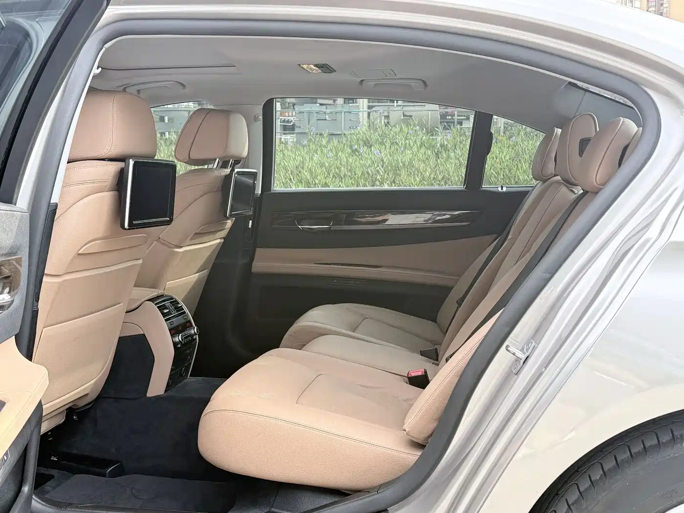 BMW 7 Series 2013 Model 730Li Luxury фото 6
