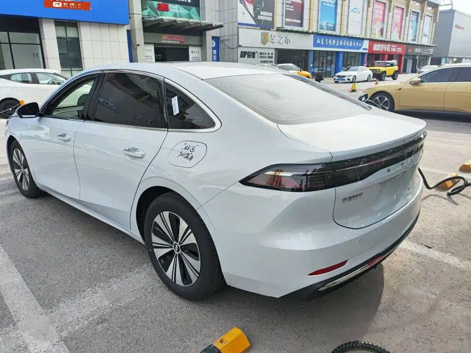 Geely Galaxy Galaxy A7 2025 EM-i 150km Premium Edition фото 3