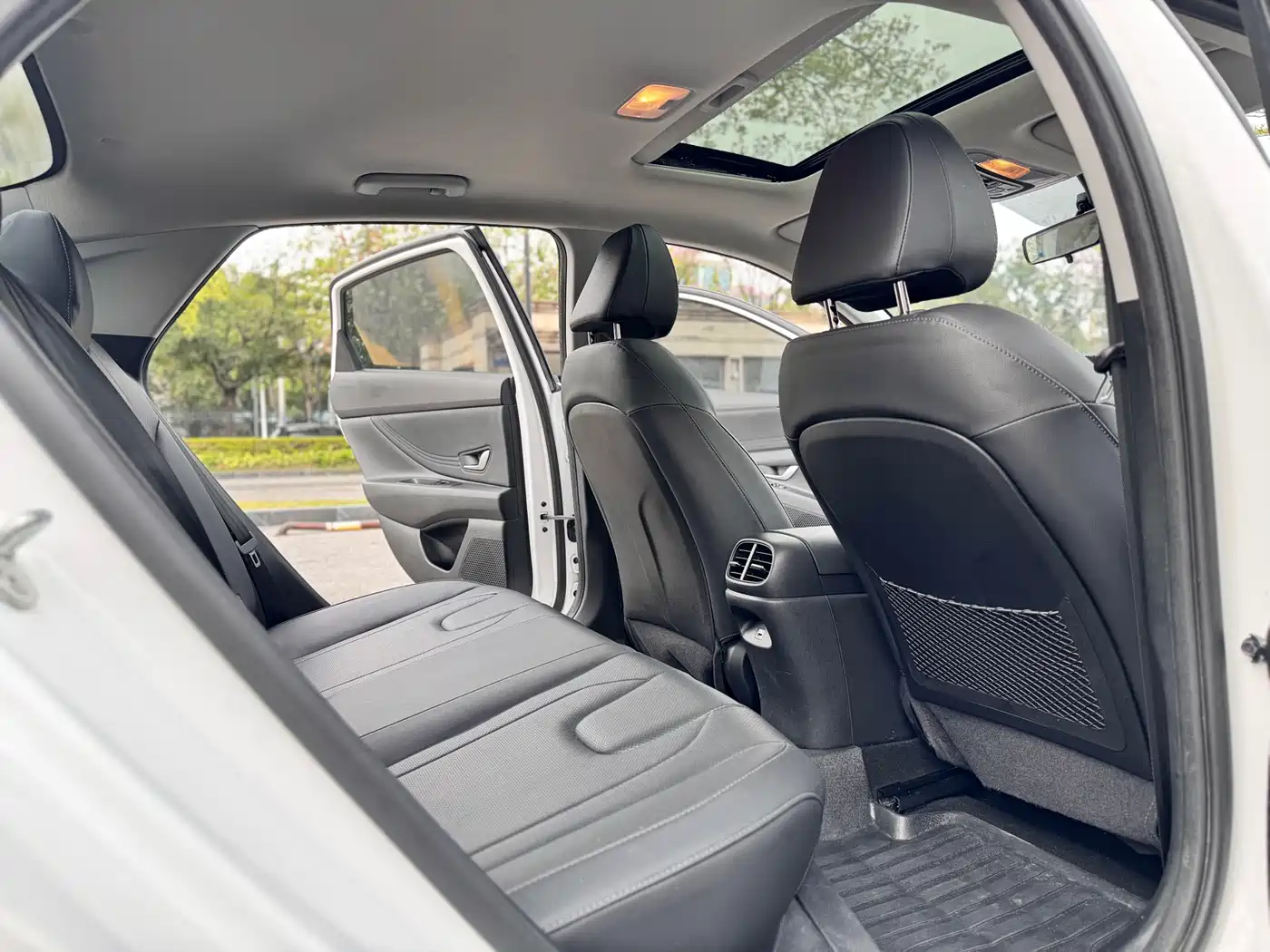 Hyundai Elantra 2022 1.5L CVT LUX Premium Edition фото 19