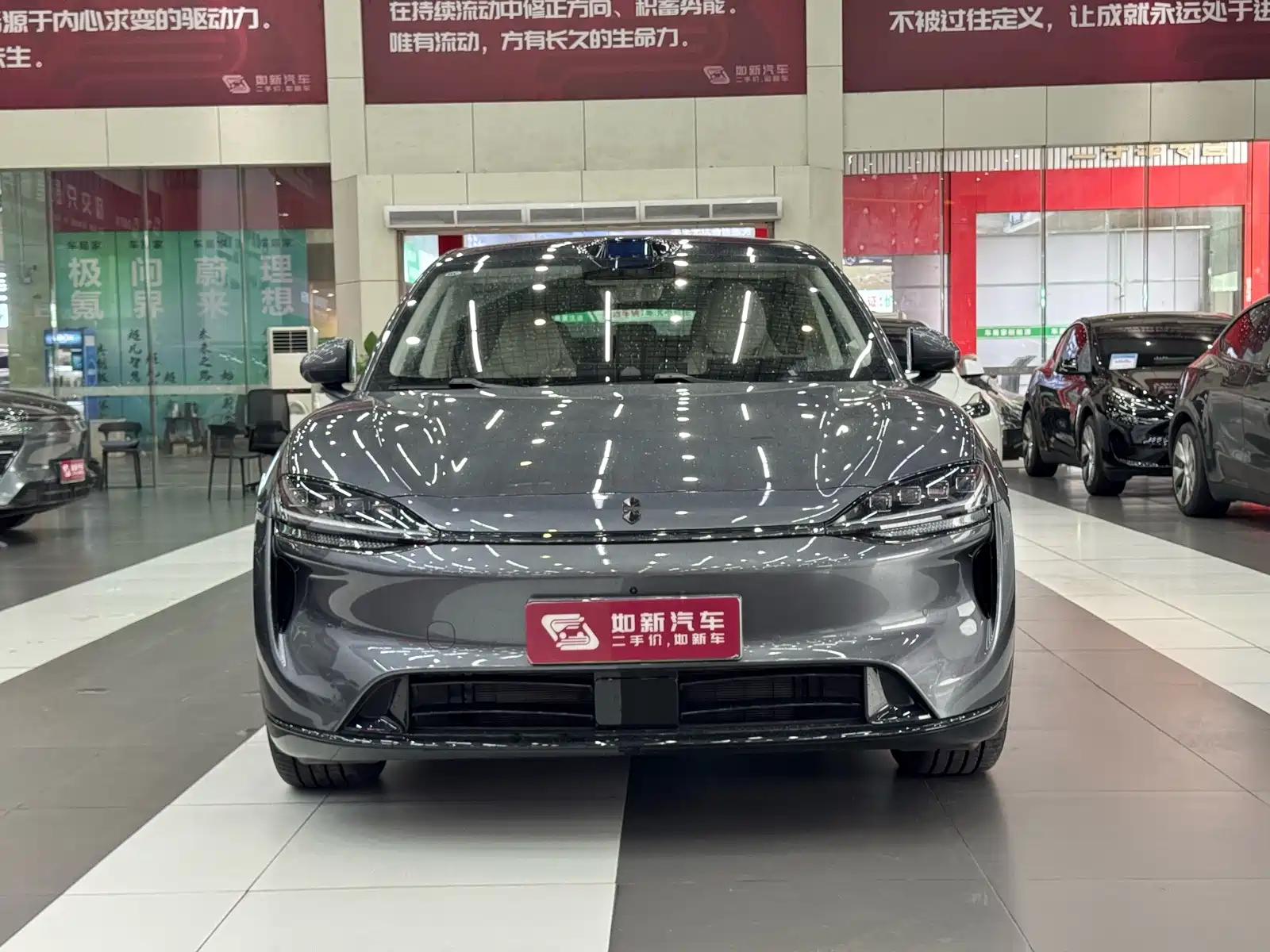 Photo 2 - Zhijie Luxeed R7