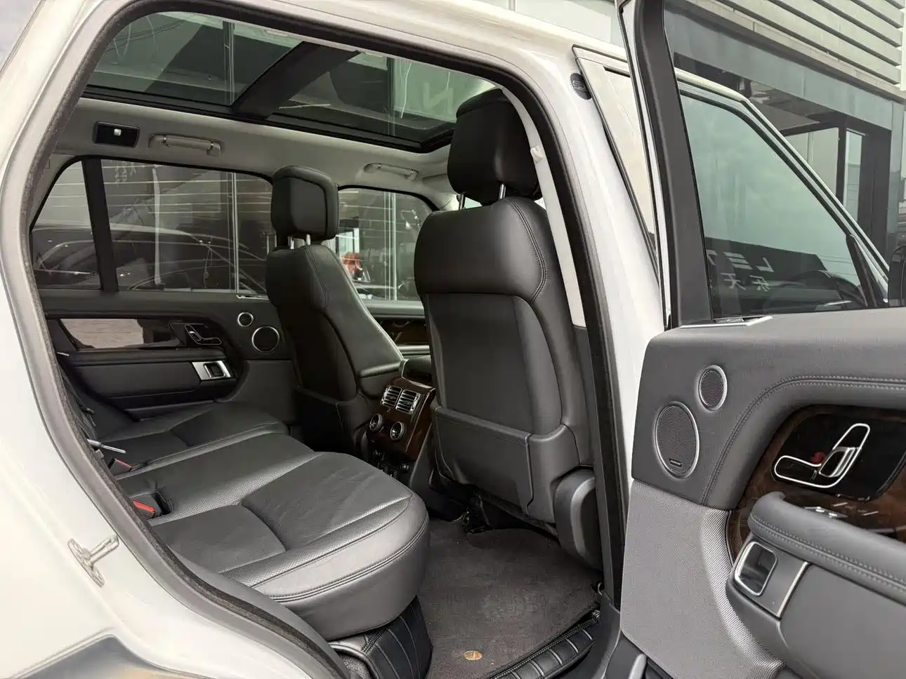 Land Rover Range Rover 2022 3.0 L6 360PS Heritage Edition фото 12