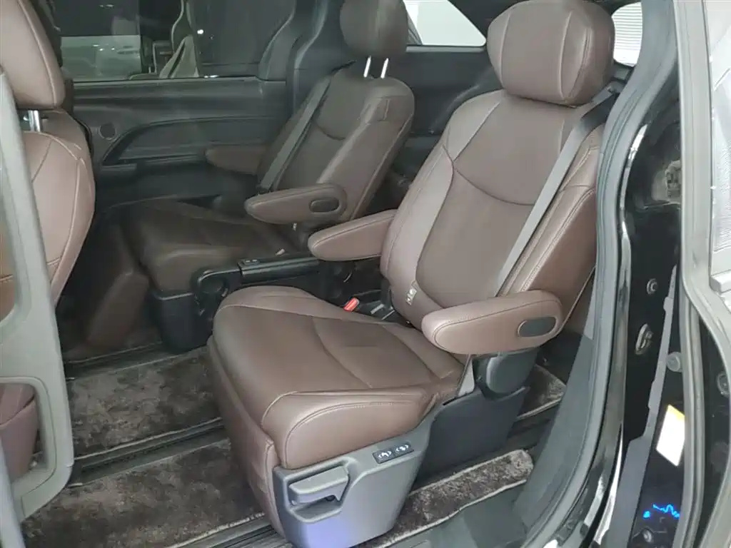 Toyota Sienna 2021 2.5L Hybrid Platinum Edition фото 17