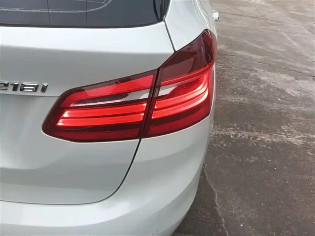 BMW 2 Series Touring 2016 218i Leading фото 8