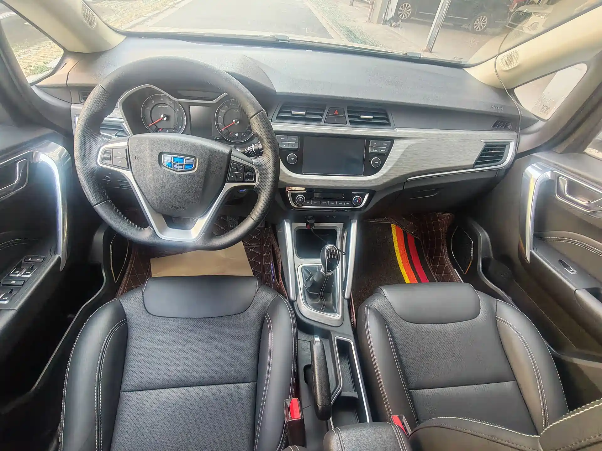 Фото 8 - Geely Vision X3
