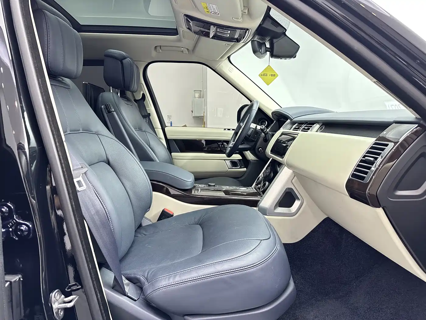 Land Rover Range Rover 2022 3.0 L6 400PS Heritage Extended Classic Edition фото 13