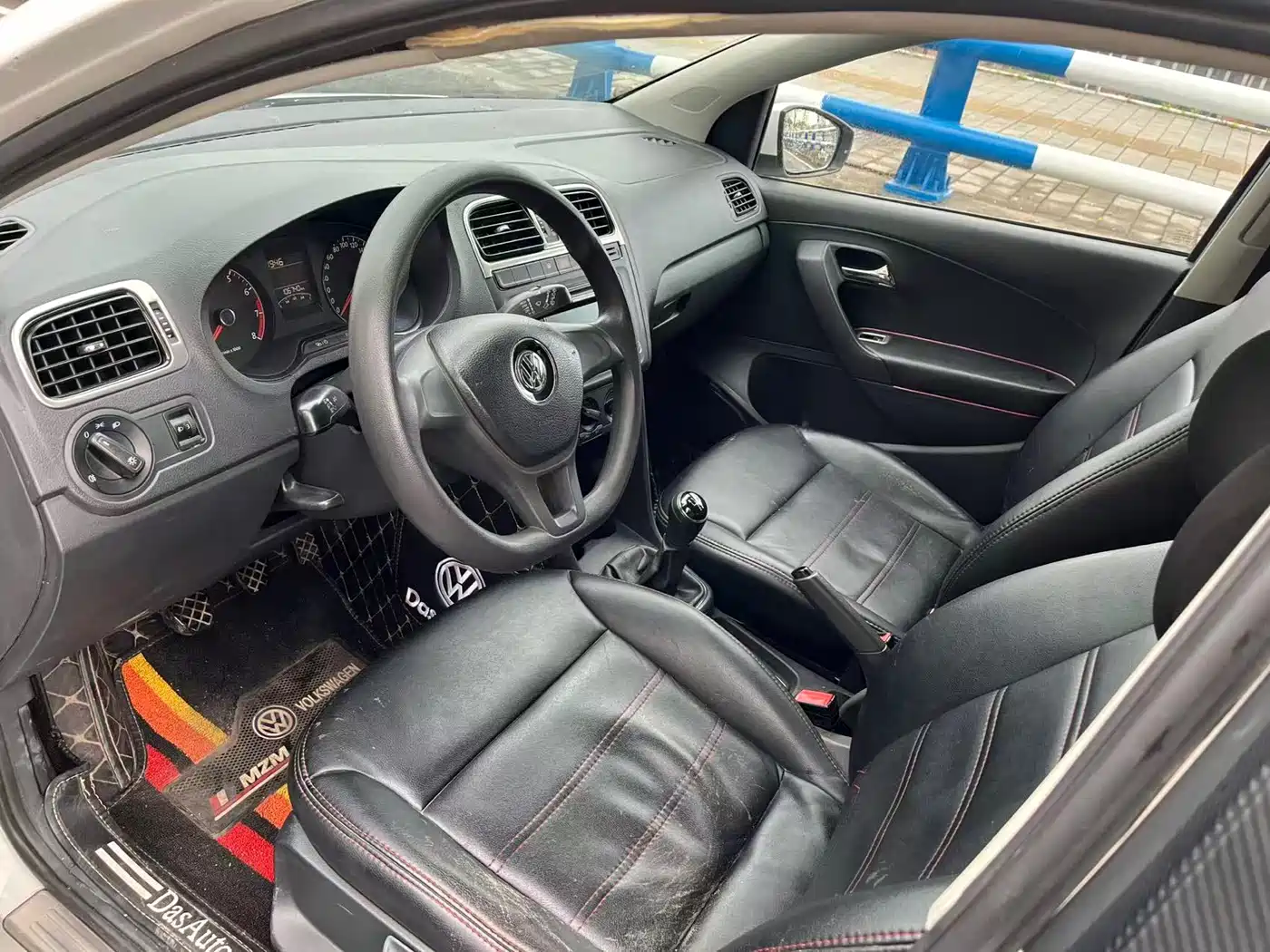 Volkswagen Polo 2014 1.4L Manual Trend Edition фото 4