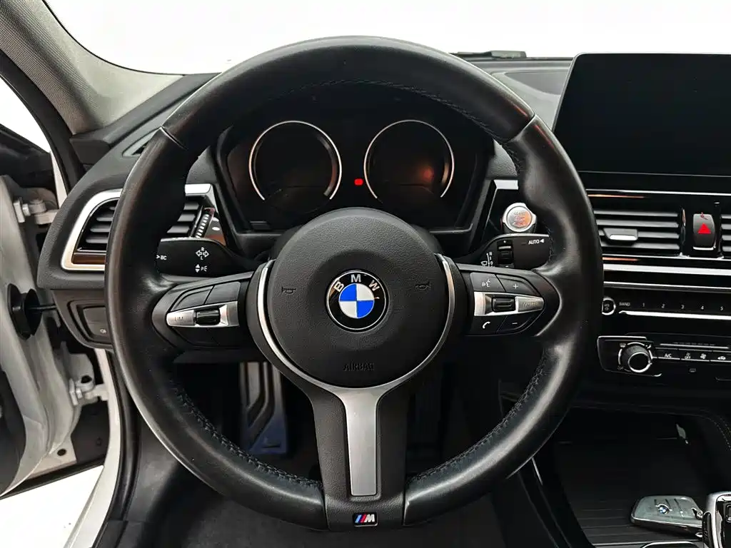 BMW 1 Series 2021 120i M Sport Shadow Edition фото 11
