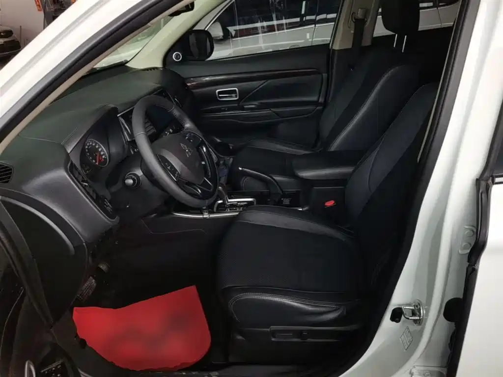 Mitsubishi Outlander 2018 2.0L 2WD Glory Edition 5-seater фото 11