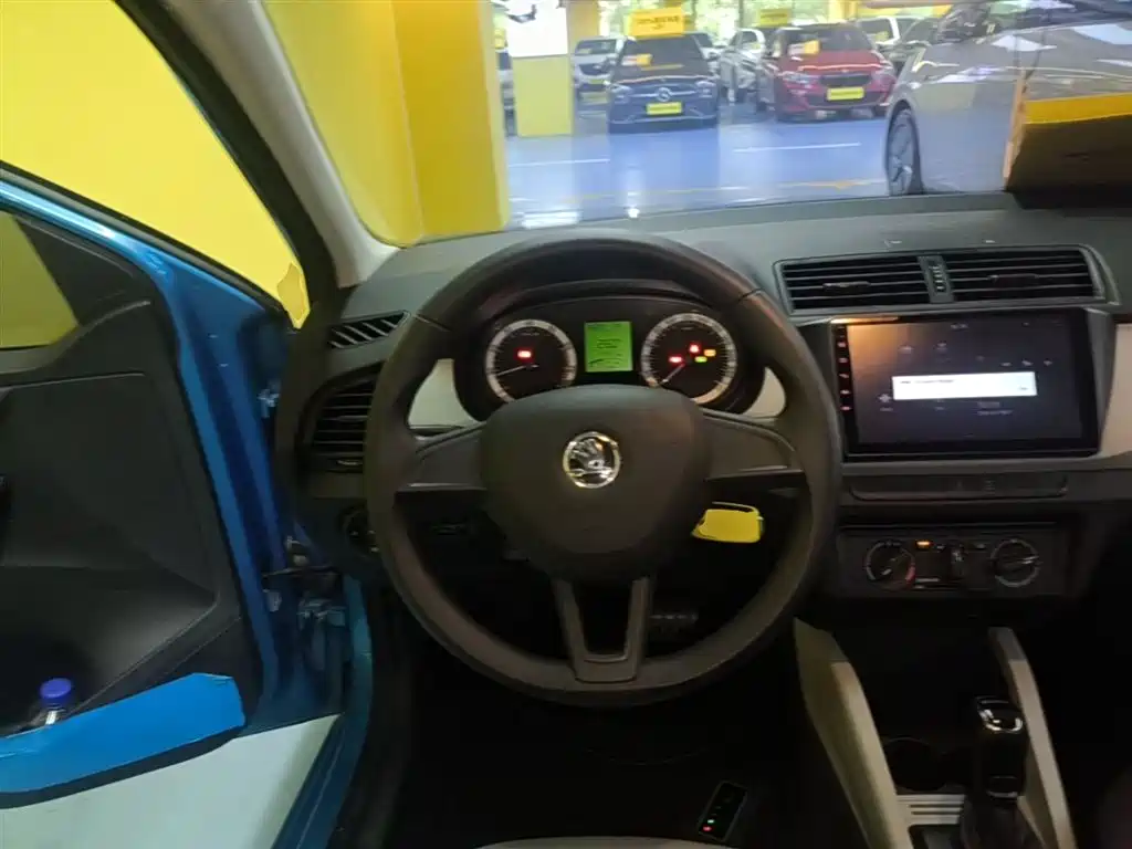 Škoda Fabia 2017 1.4L Auto Car Enjoy Edition фото 11