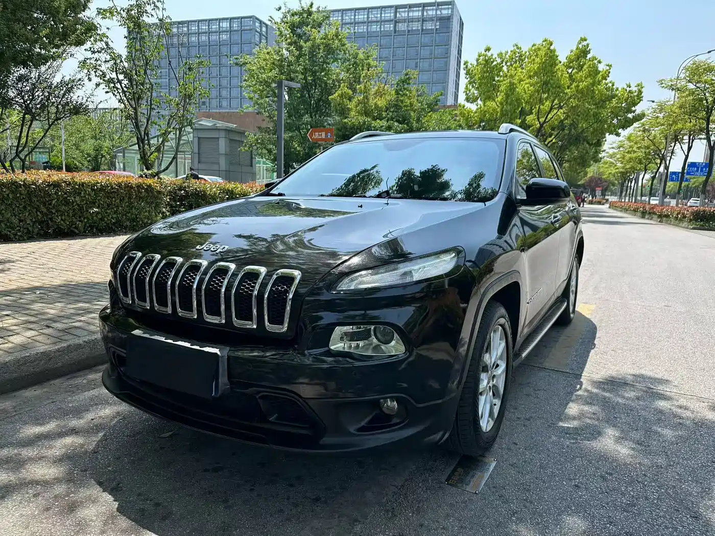 Фото 1 - Jeep Cherokee