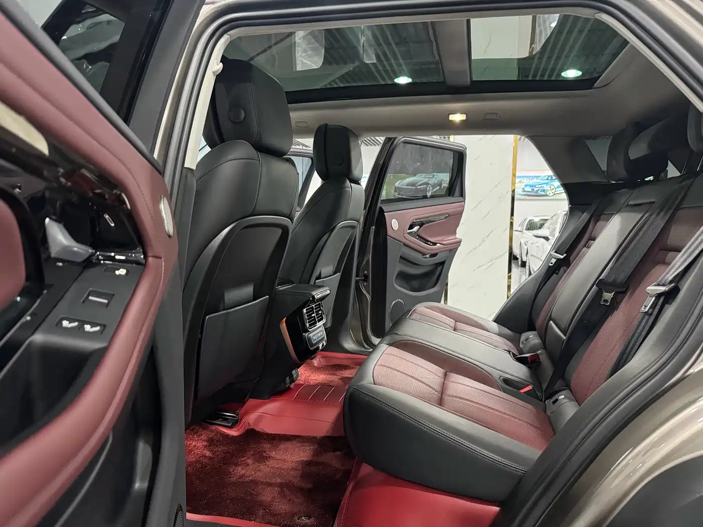 Land Rover Range Rover Evoque 2024 Range Rover Evoque L 249PS Condensed Light Limited Edition фото 5