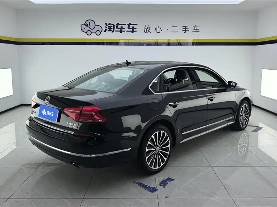 Volkswagen Passat 2017 330TSI DSG Luxury фото 3