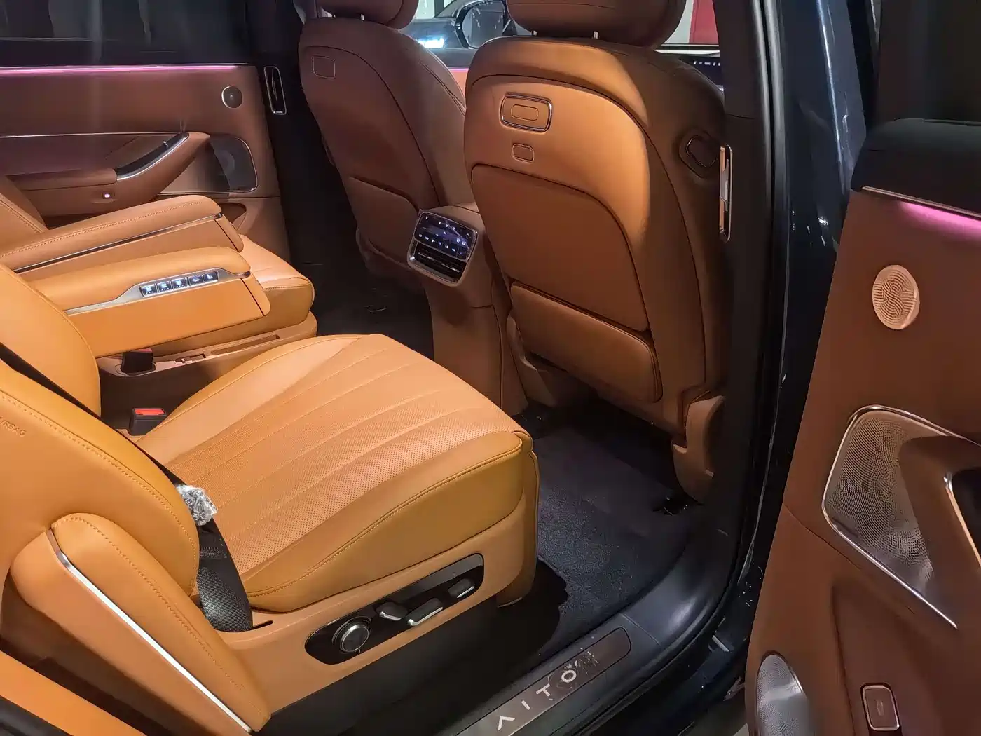 AITO Wenjie AITO M8 2025 Model Extended Range Max+ Edition 53.4kWh 6-Seater фото 9