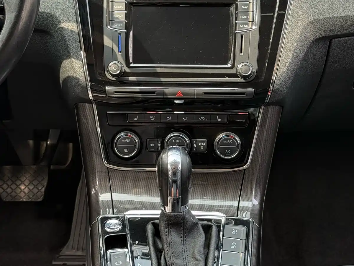 Volkswagen Passat 2016 330TSI DSG Executive Edition фото 10