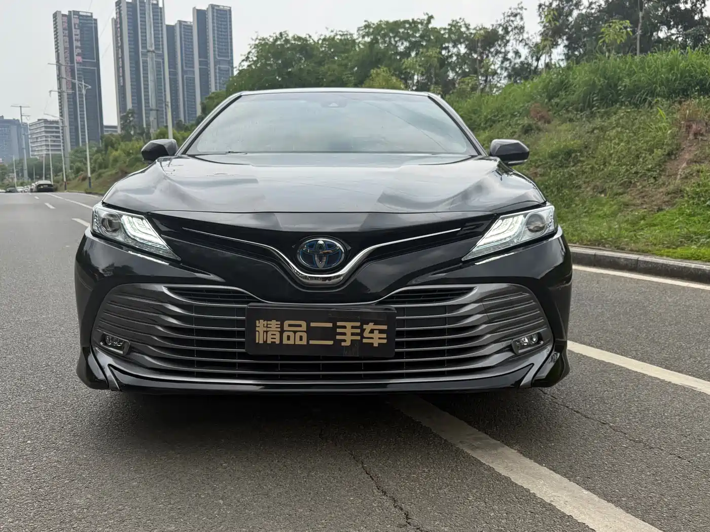 Toyota Camry 2018 Hybrid 2.5HG Luxury Edition фото 2